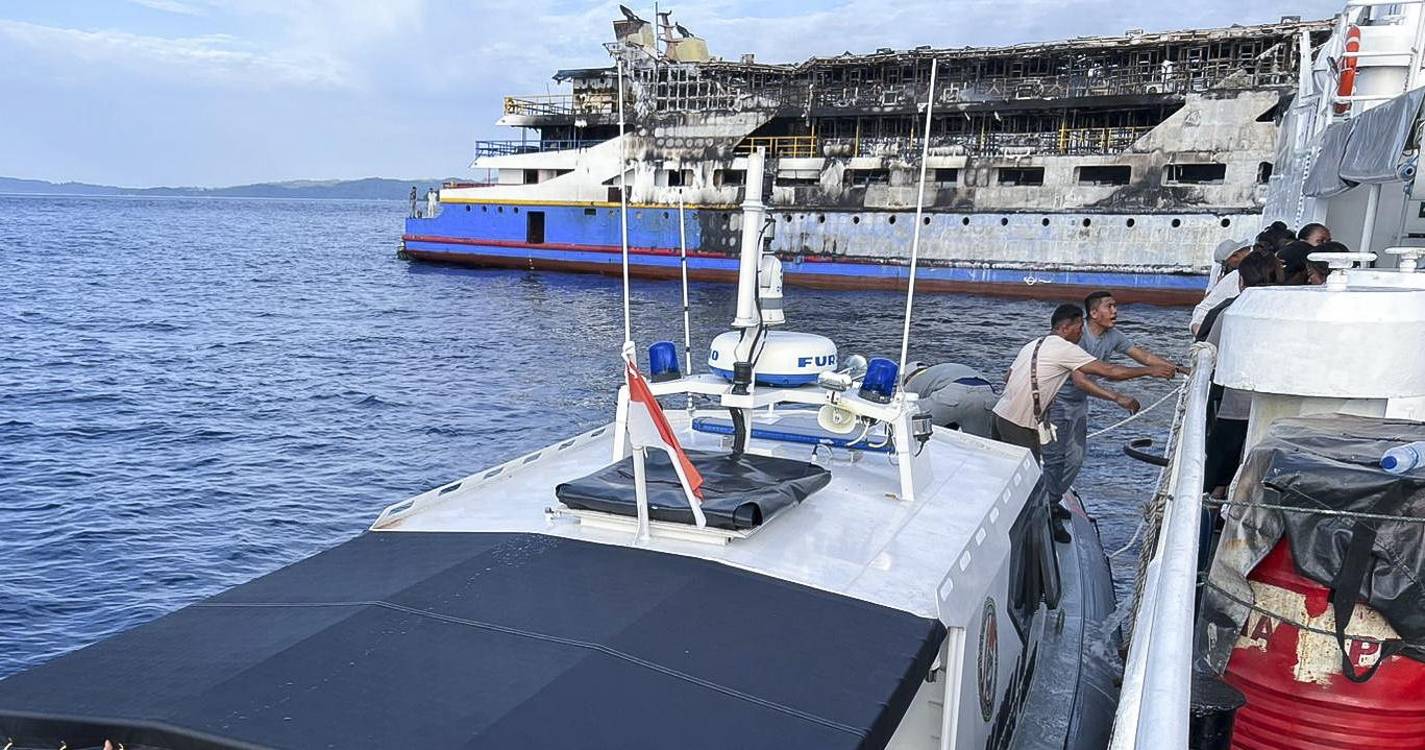 Três mortos na sequência de incêndio em ferry na Indonésia