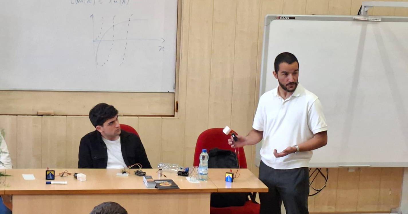 Antigo aluno do Liceu regressa como cientista e dá lição de Física