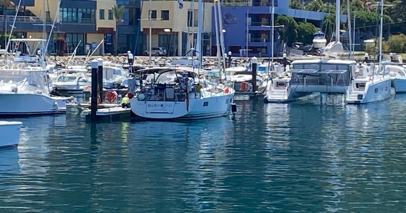 Polícia Judiciária fiscaliza iate na Marina da Calheta