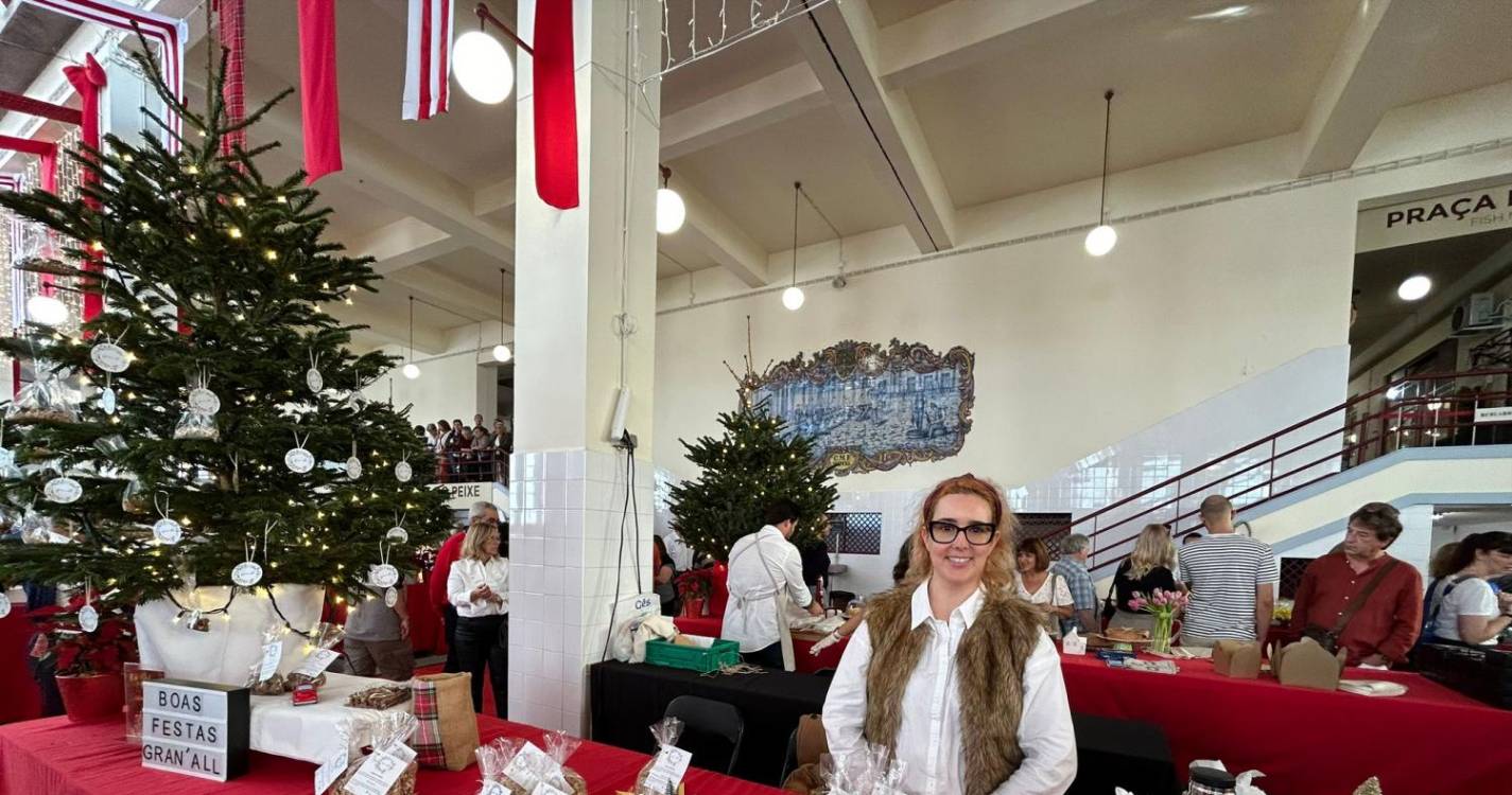 Mercado dos Lavradores inundado com enchente de pessoas para o Natal na Praça