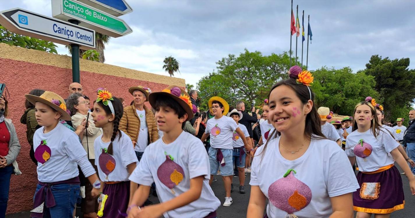 Cortejo da Festa da Cebola cheio de cor e alegria