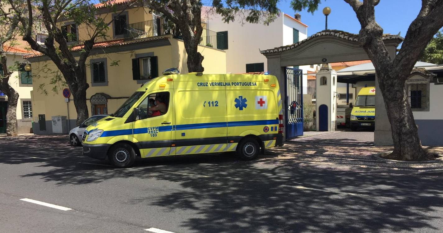 Homem hospitalizado após queda de mais de três metros