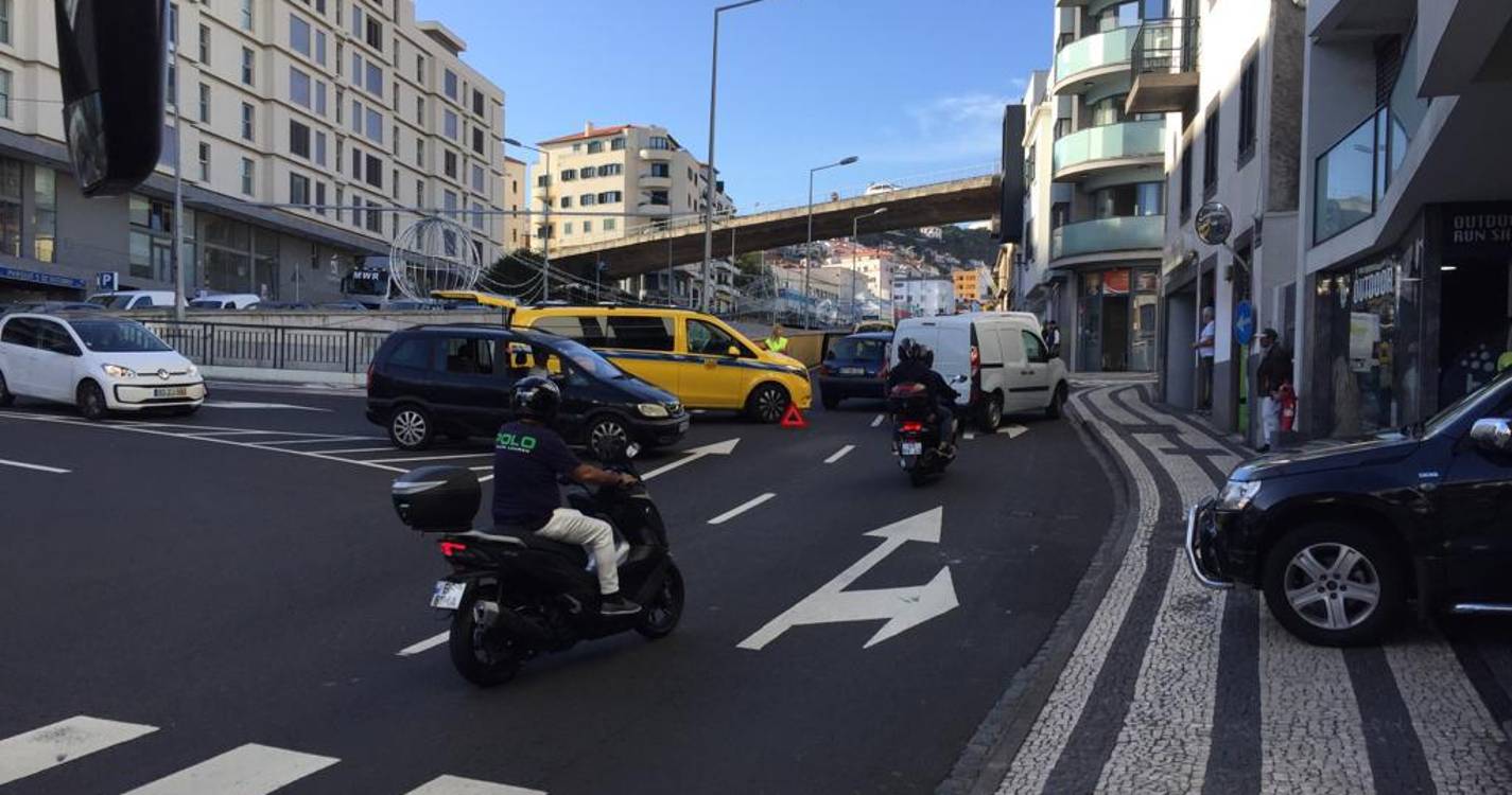 Colisão deixa trânsito parado na 31 de Janeiro