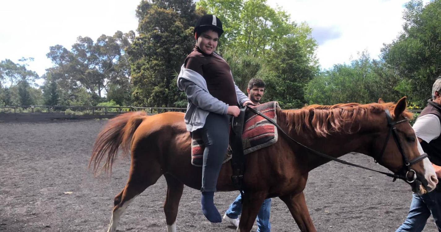 Associação Hípica da Madeira recebe alunos da Unidade de Ensino Especializado da Gonçalves Zarco (com fotos)