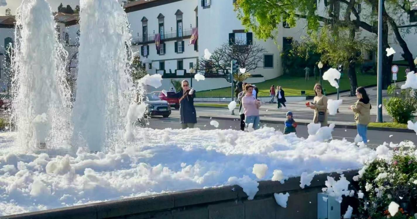 ‘Fonte’ de espuma gera surpresa na Avenida do Mar (com vídeo e fotos)