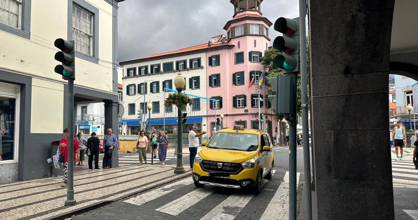 Taxista entra em contramão em rua no centro do Funchal