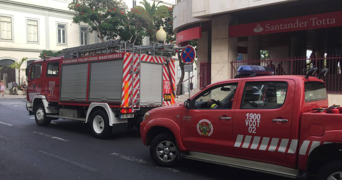 Bombeiros combatem queimadas e são acionados para falso alarme no Funchal