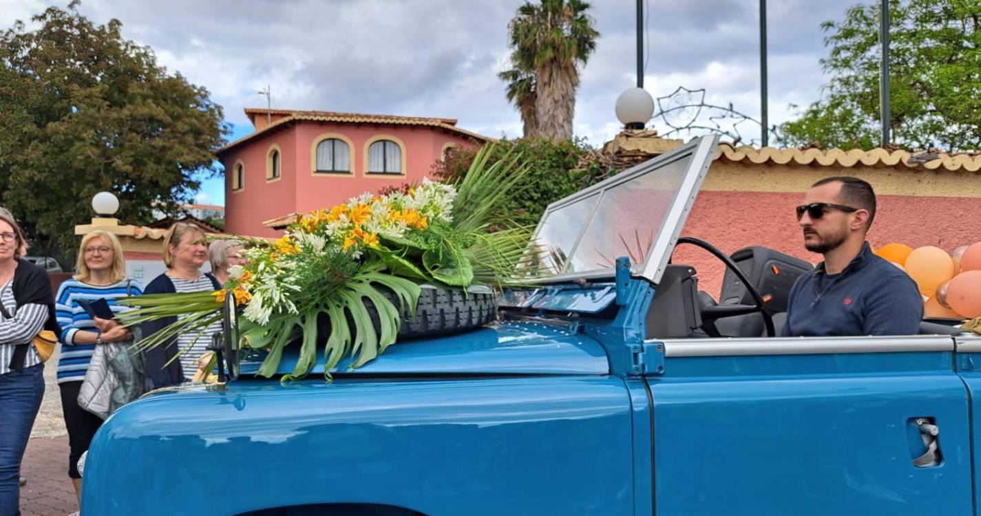 Caniço a abarrotar para ver passar o Cortejo da Cebola