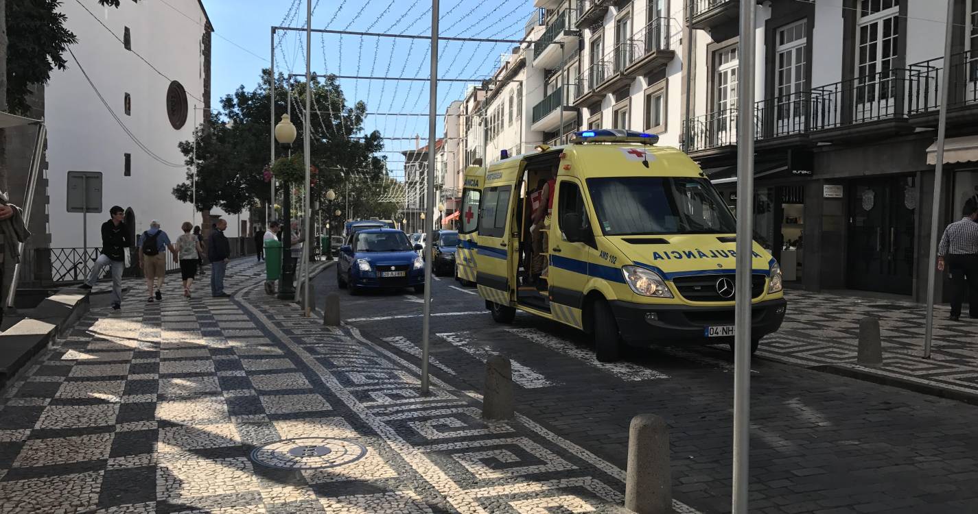 Mulher hospitalizada após queda na via pública no Funchal