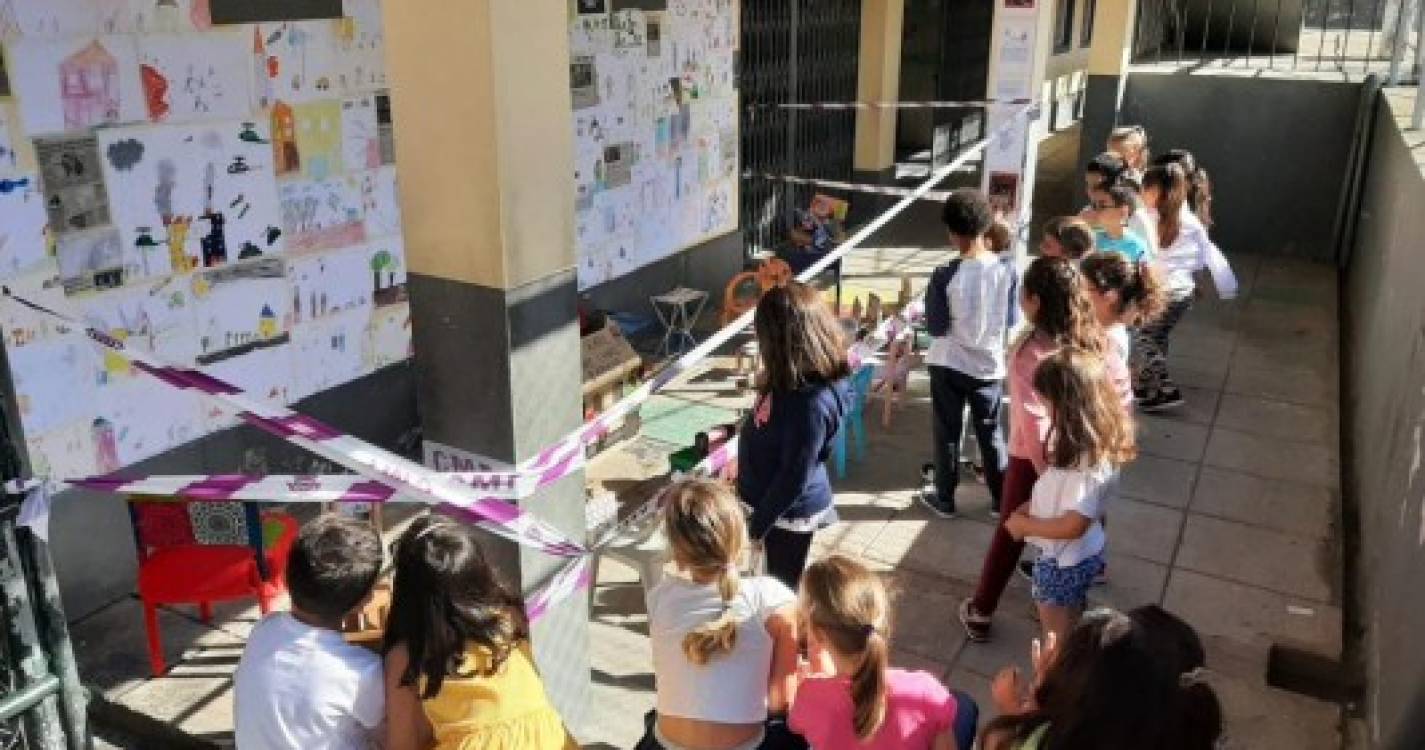 Crianças da Escola da Pena ‘pintaram’ a guerra e ‘arranjaram’ cadeiras para refugiados (com fotos)