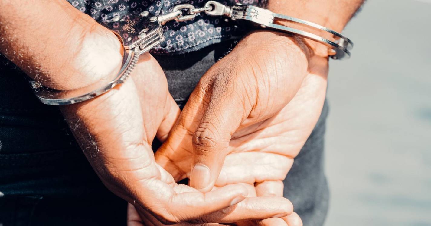 Quatro anos e meio de prisão efetiva para acusado de tentar matar duas pessoas num bar