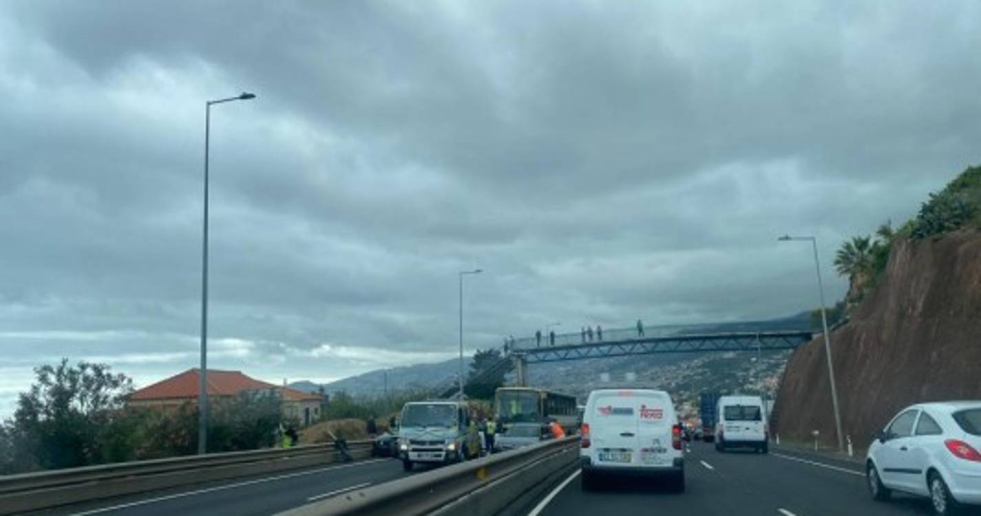 Colisão rodoviária na faixa sul fecha via rápida (com fotos)