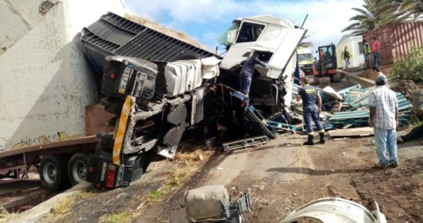 Trabalhador fica ferido na sequência da queda do camião em Santa Cruz (com fotos)