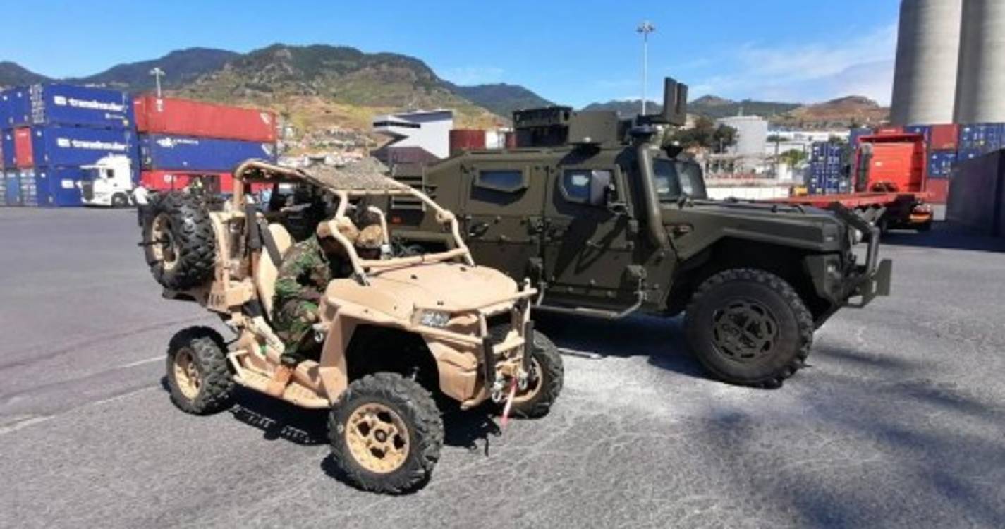 Tanques e viaturas militares desembarcam na Madeira (com fotos)