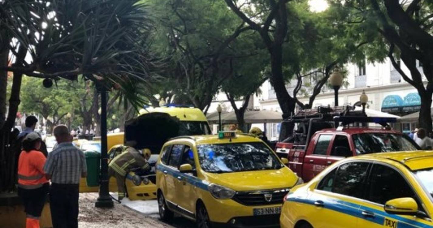 Suspeita de incêndio em viatura mobiliza BVM para a Avenida Arriaga (com fotos)