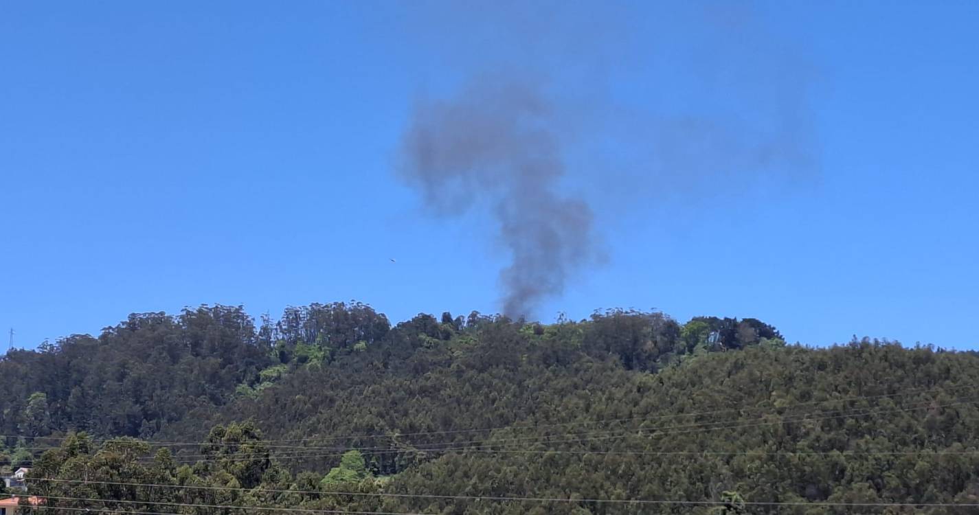 Bombeiros combatem incêndio na Camacha