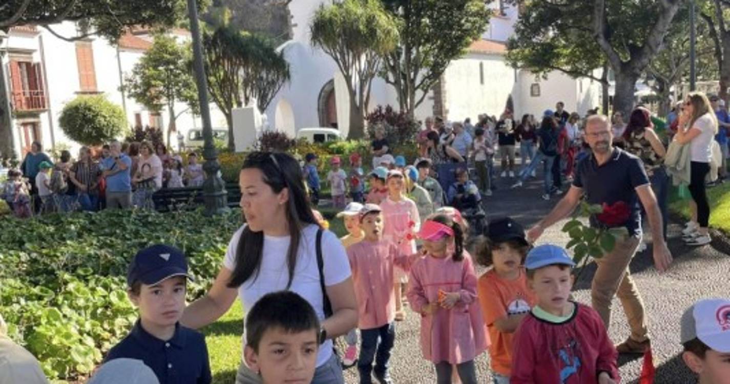 Muro da Paz em Santa Cruz reúne centenas de crianças (com fotos)
