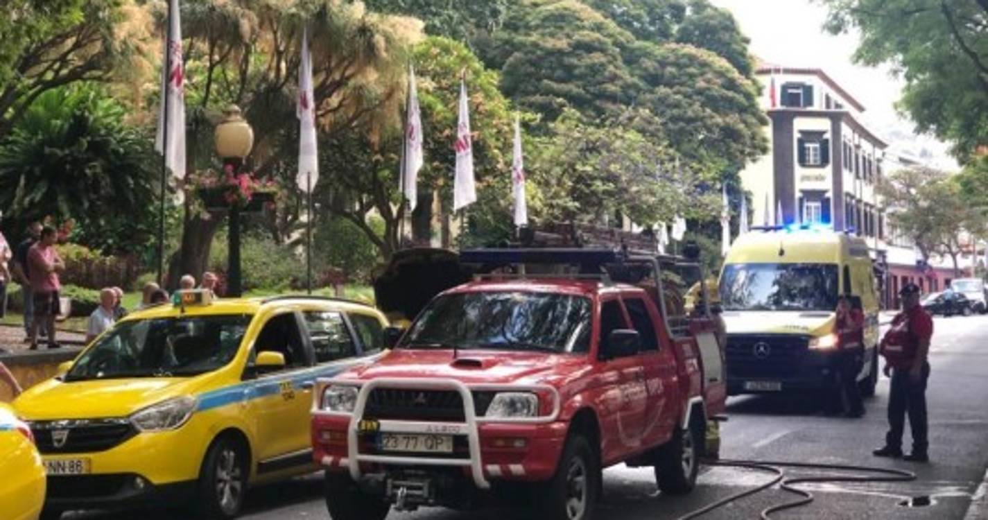 Suspeita de incêndio em viatura mobiliza BVM para a Avenida Arriaga (com fotos)