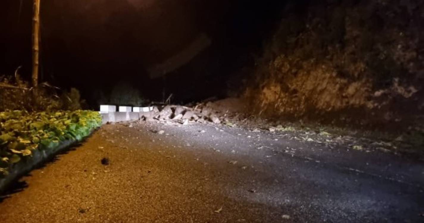 Derrocada fecha estrada entre as Cruzinhas e o Faial (com fotos)