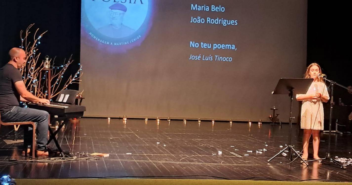 Poesia levou várias pessoas ao palco do Fórum Machico (com fotos)