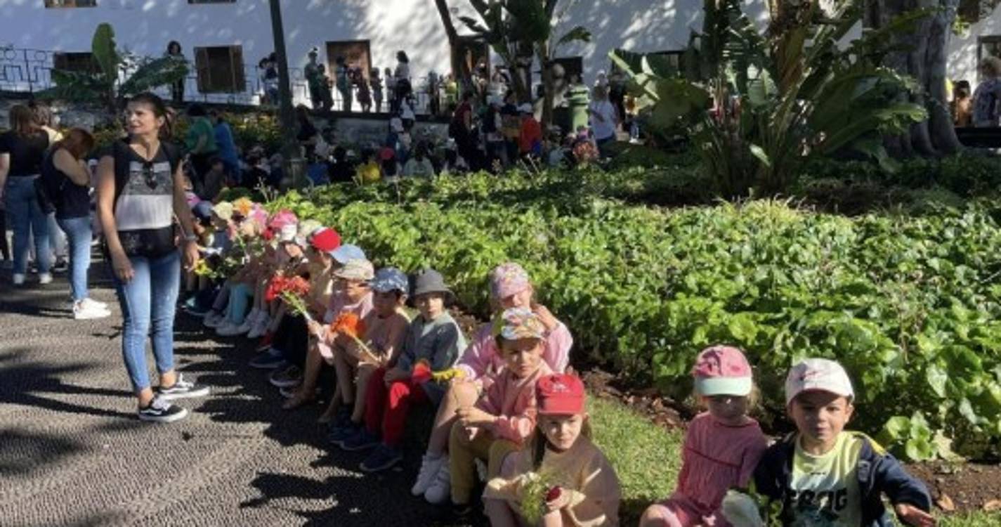 Muro da Paz em Santa Cruz reúne centenas de crianças (com fotos)