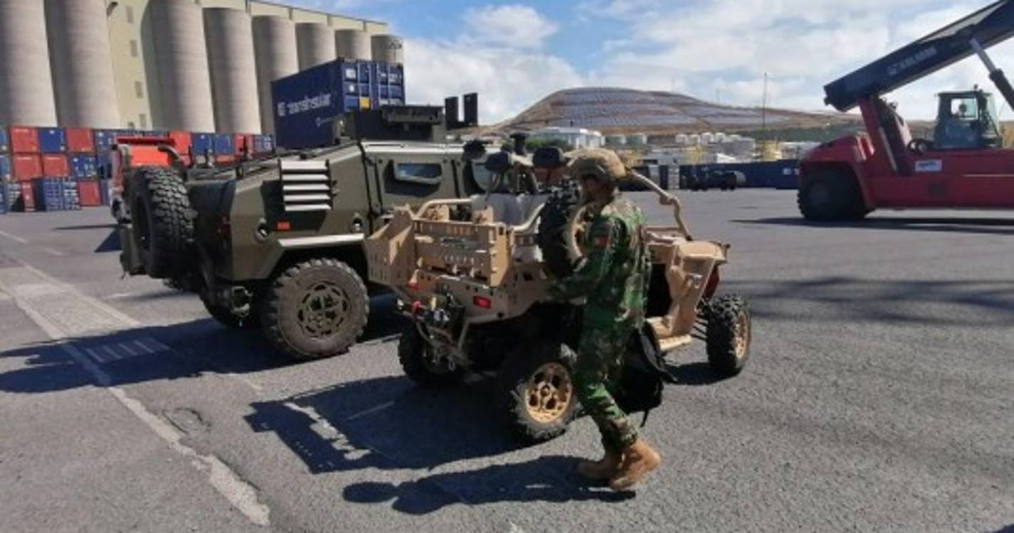 Tanques e viaturas militares desembarcam na Madeira (com fotos)
