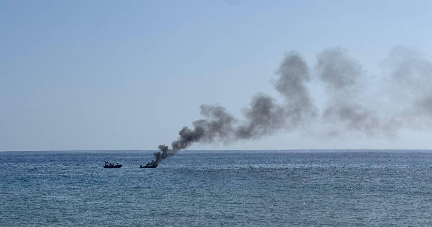 Resgatados de embarcação em chamas já chegaram à Calheta
