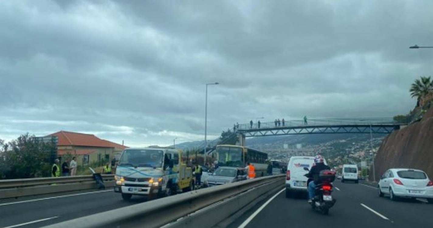 Colisão rodoviária na faixa sul fecha via rápida (com fotos)