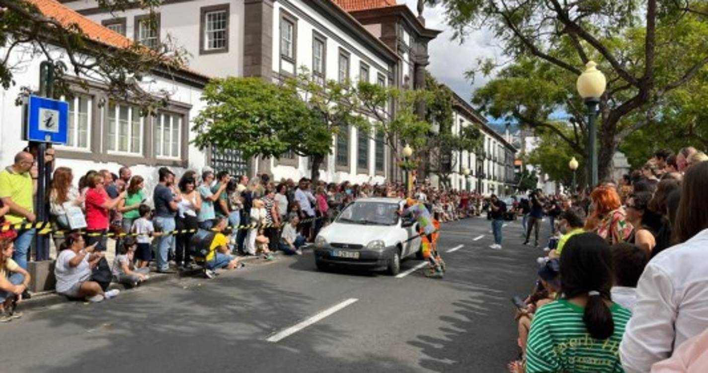Karcocha faz parar o trânsito no Funchal com multidão às gargalhadas (com fotos e vídeo)
