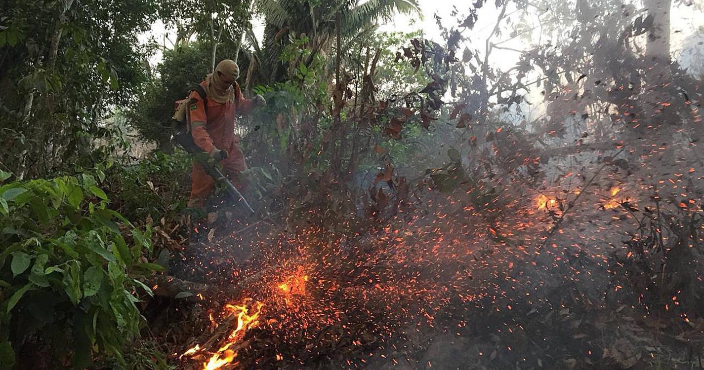 Mais de 2.700 operacionais no combate a 17 fogos de risco elevado