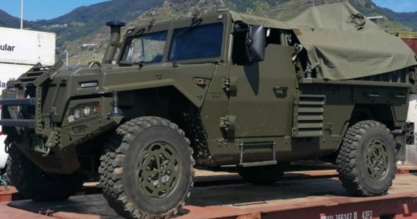 Tanques e viaturas militares desembarcam na Madeira (com fotos)