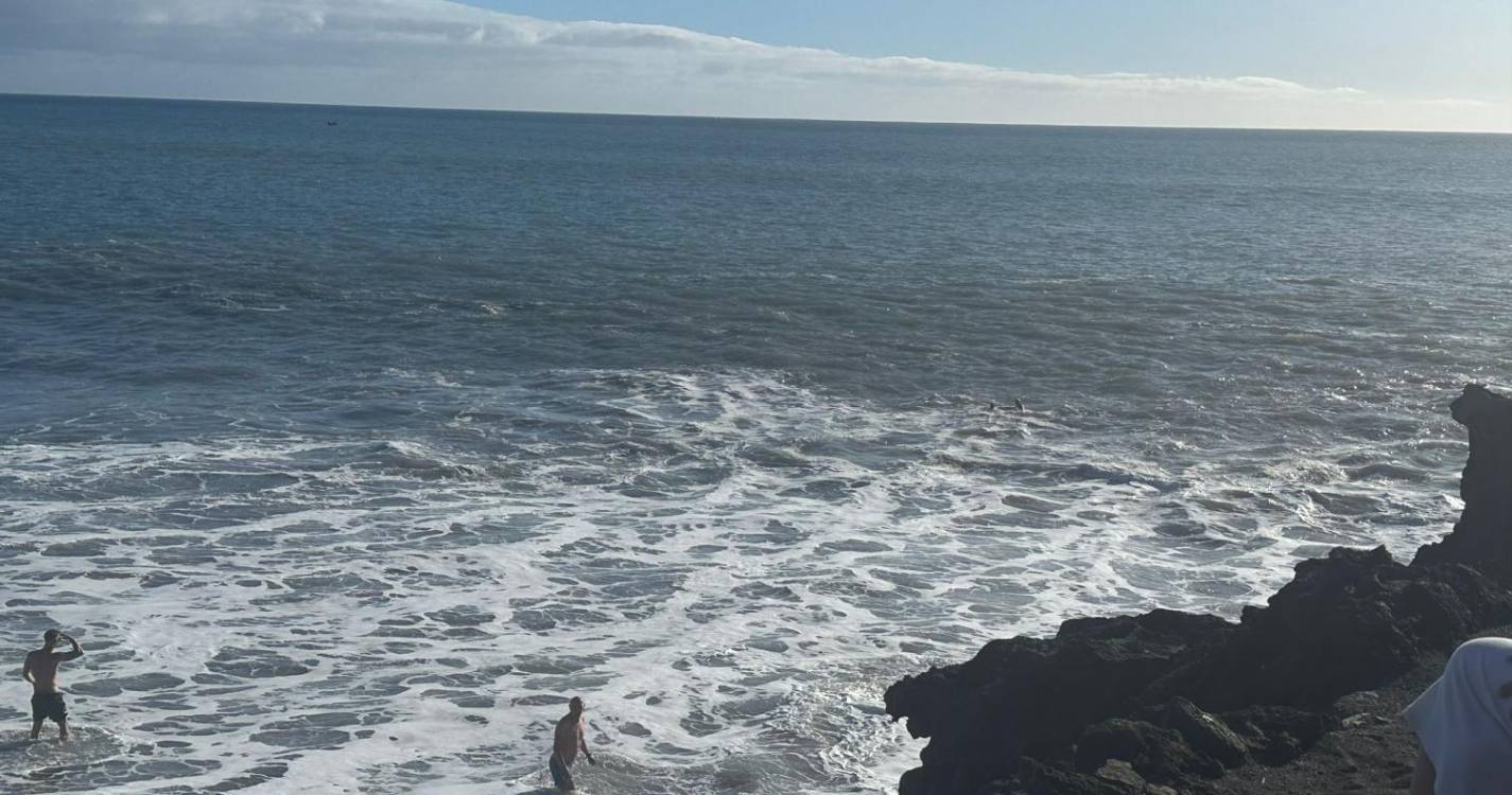 Um jovem já foi resgatado, outro continua a ser arrastado pelo mar (com fotos e vídeo)