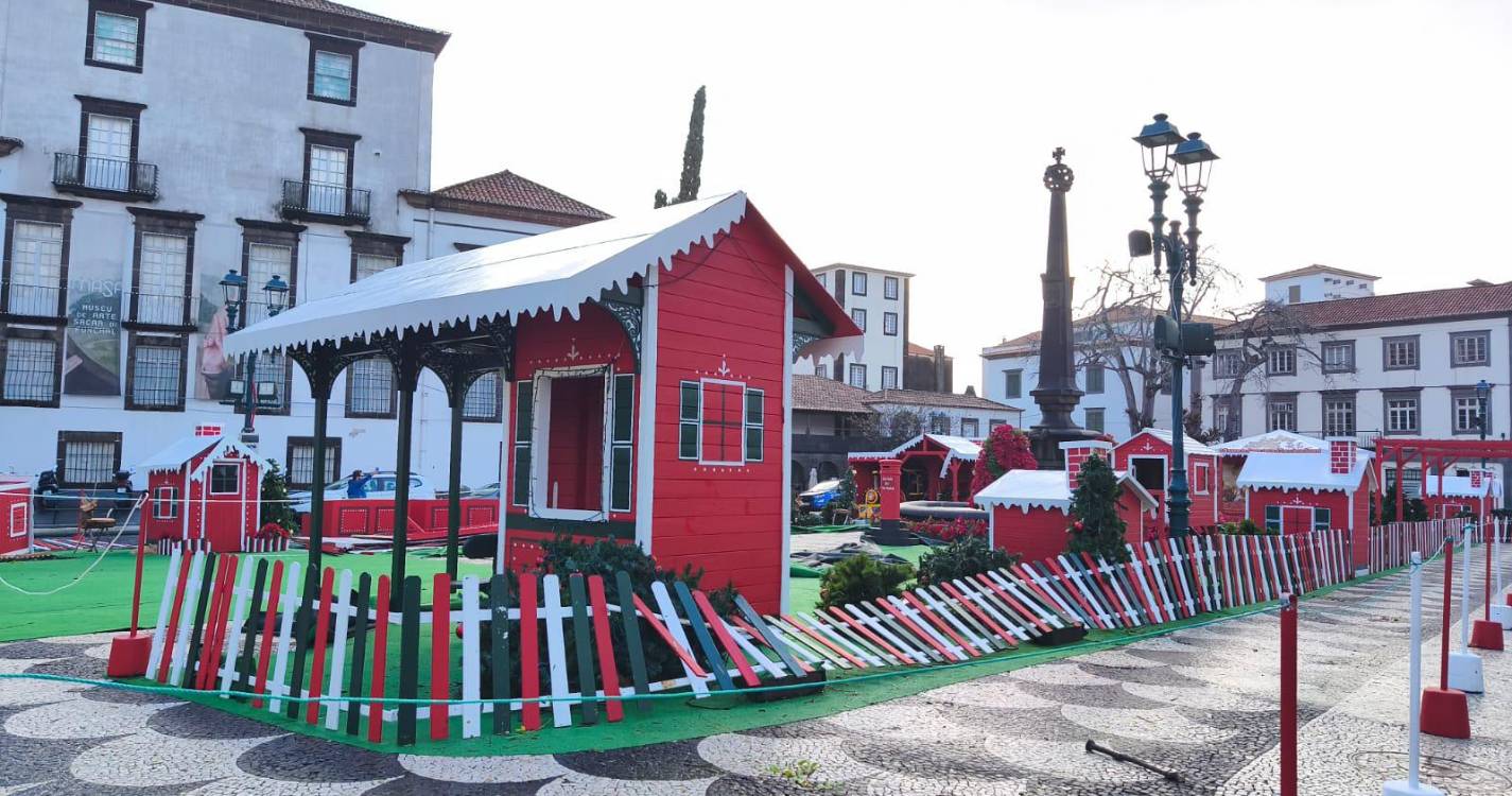Vento causa estragos na Aldeia do Natal do Funchal (com fotos)