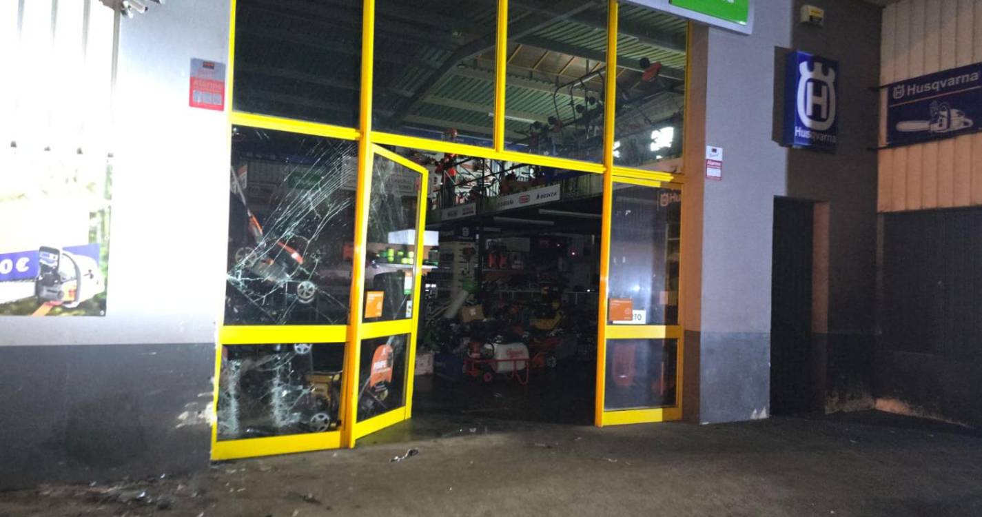 Guarda-noturno terá impedido fuga de condutor que se despistou e bateu contra loja na Cancela