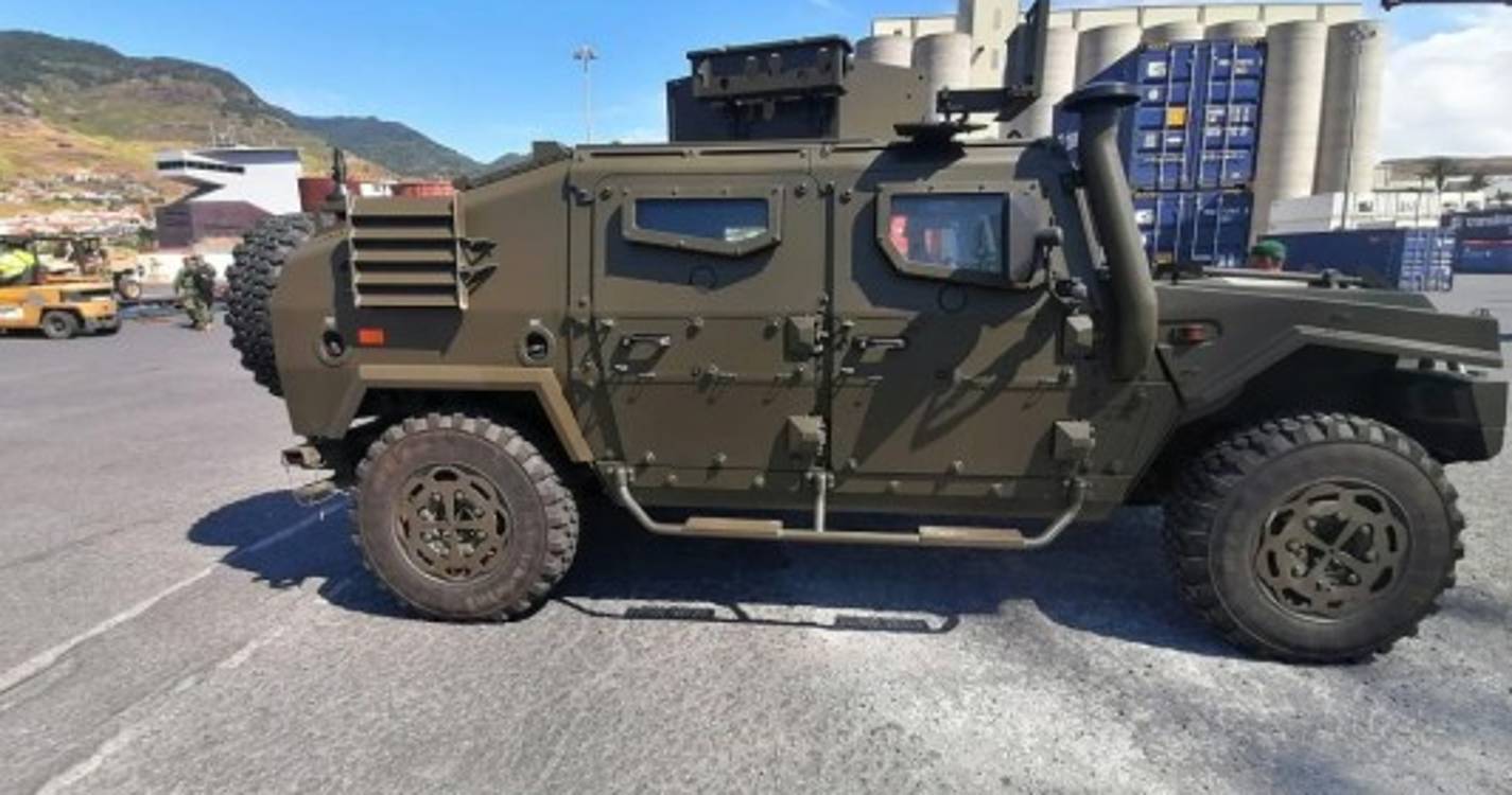 Tanques e viaturas militares desembarcam na Madeira (com fotos)
