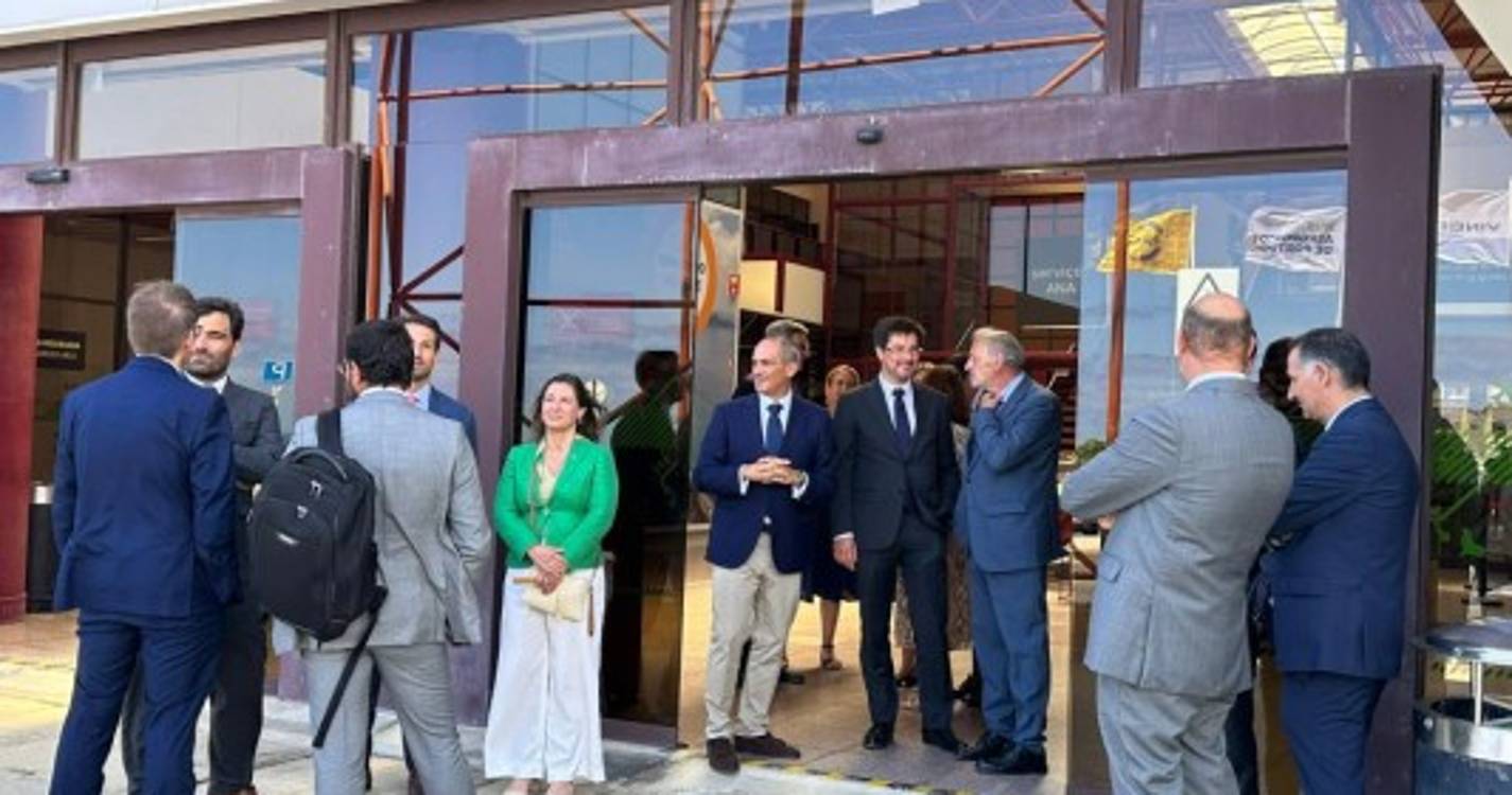 Ministro Galamba já está no Porto Santo com Miguel Albuquerque (com fotos)