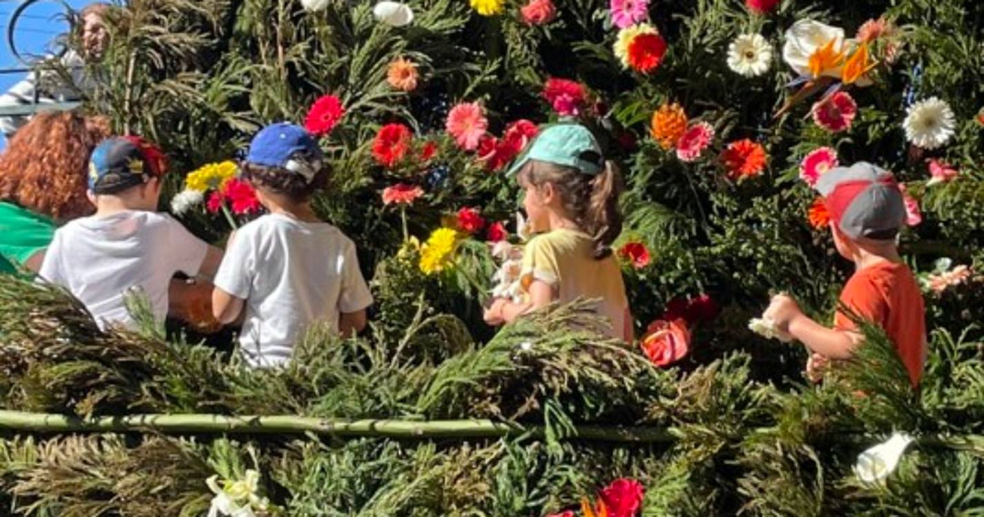 Muro da Paz em Santa Cruz reúne centenas de crianças (com fotos)