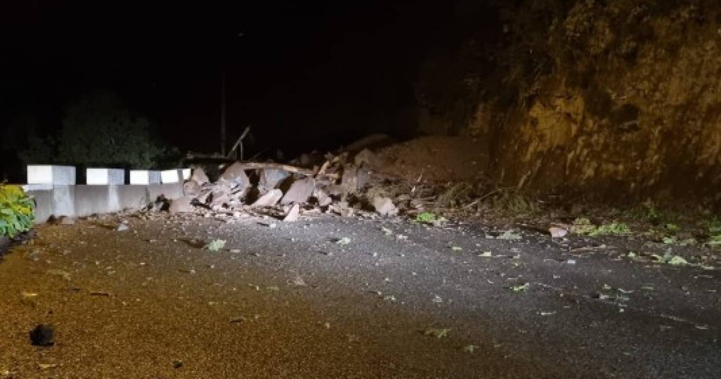 Derrocada fecha estrada entre as Cruzinhas e o Faial (com fotos)