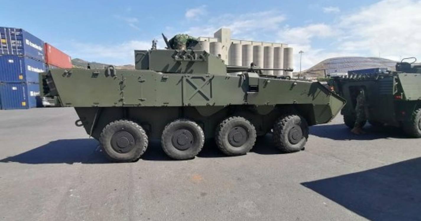 Tanques e viaturas militares desembarcam na Madeira (com fotos)
