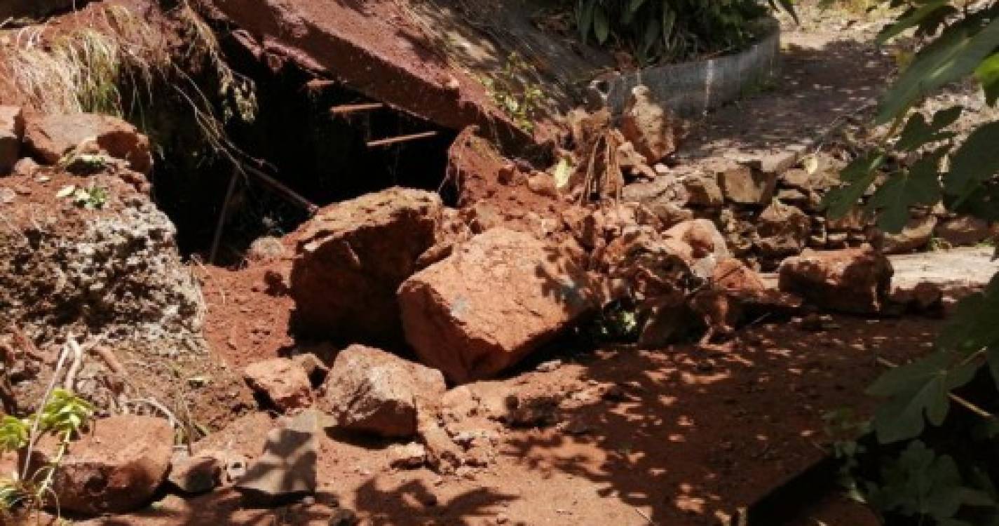 Parede colapsou para cima de um poço no sítio dos Moinhos e atingiu vereda (com fotos)