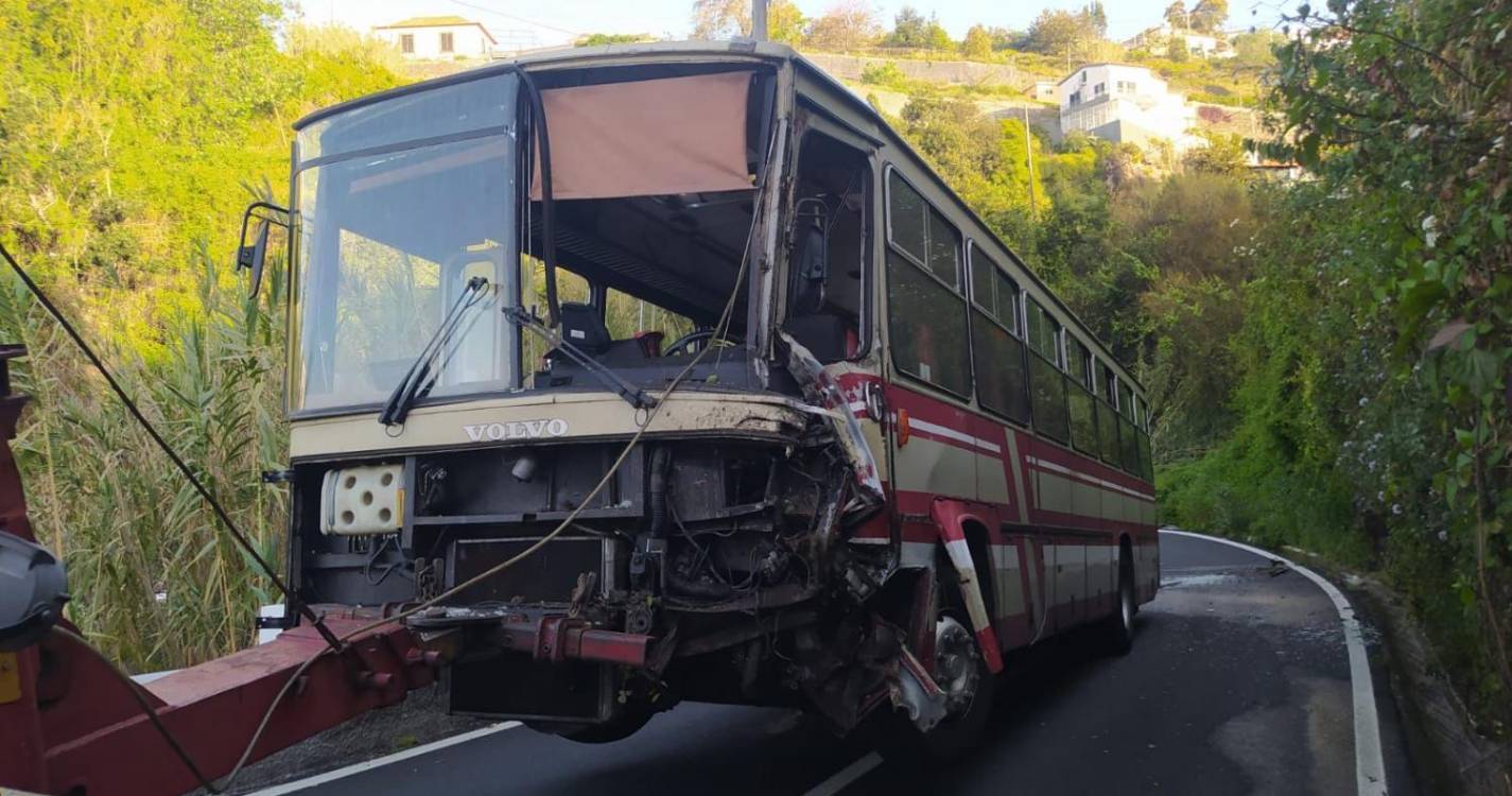 Pelo menos cinco vítimas encaminhadas para unidades de saúde após acidente com autocarro na Calheta