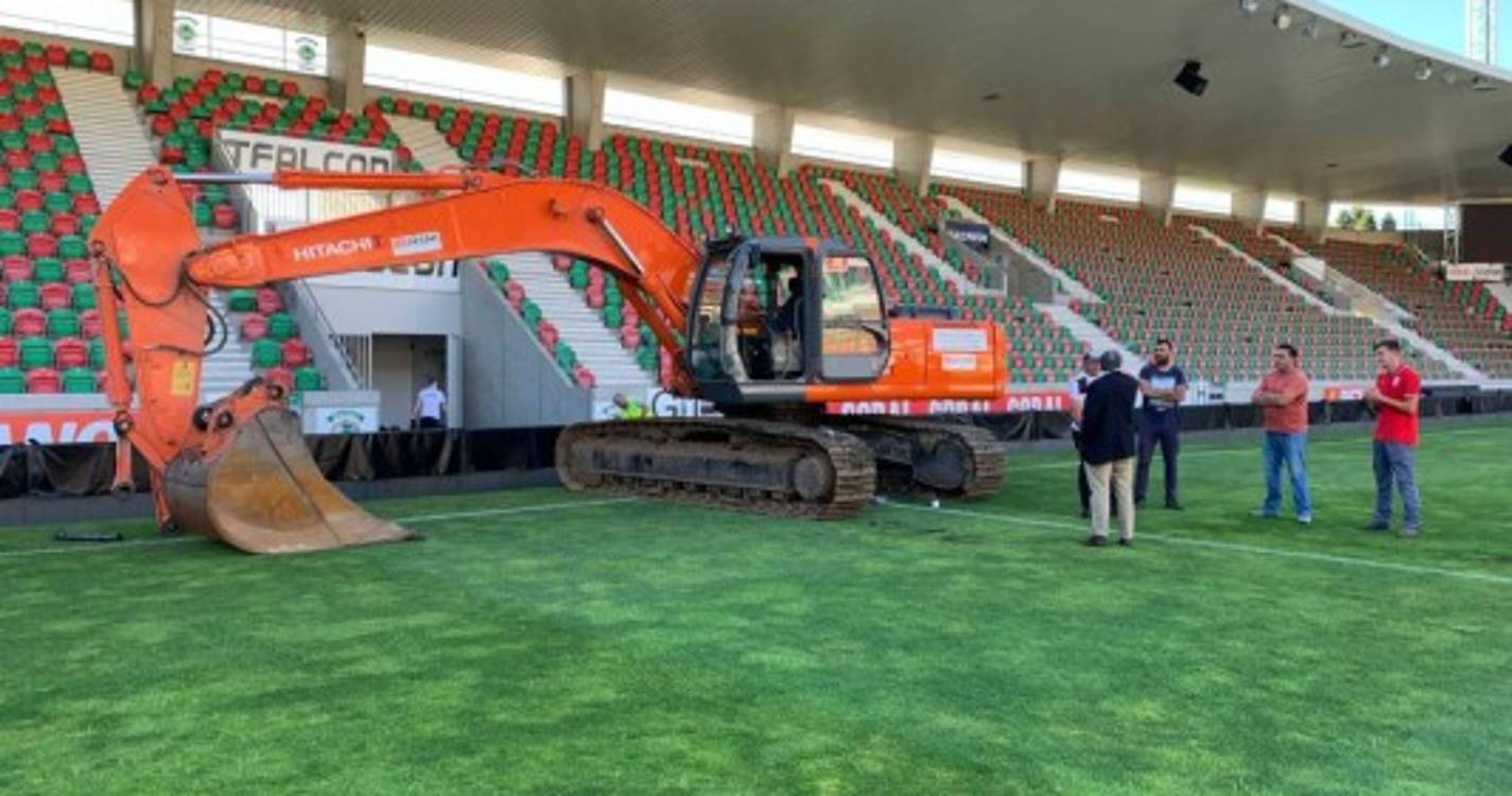 Relvado do Estádio do Marítimo começou a ser substituído (com fotos)