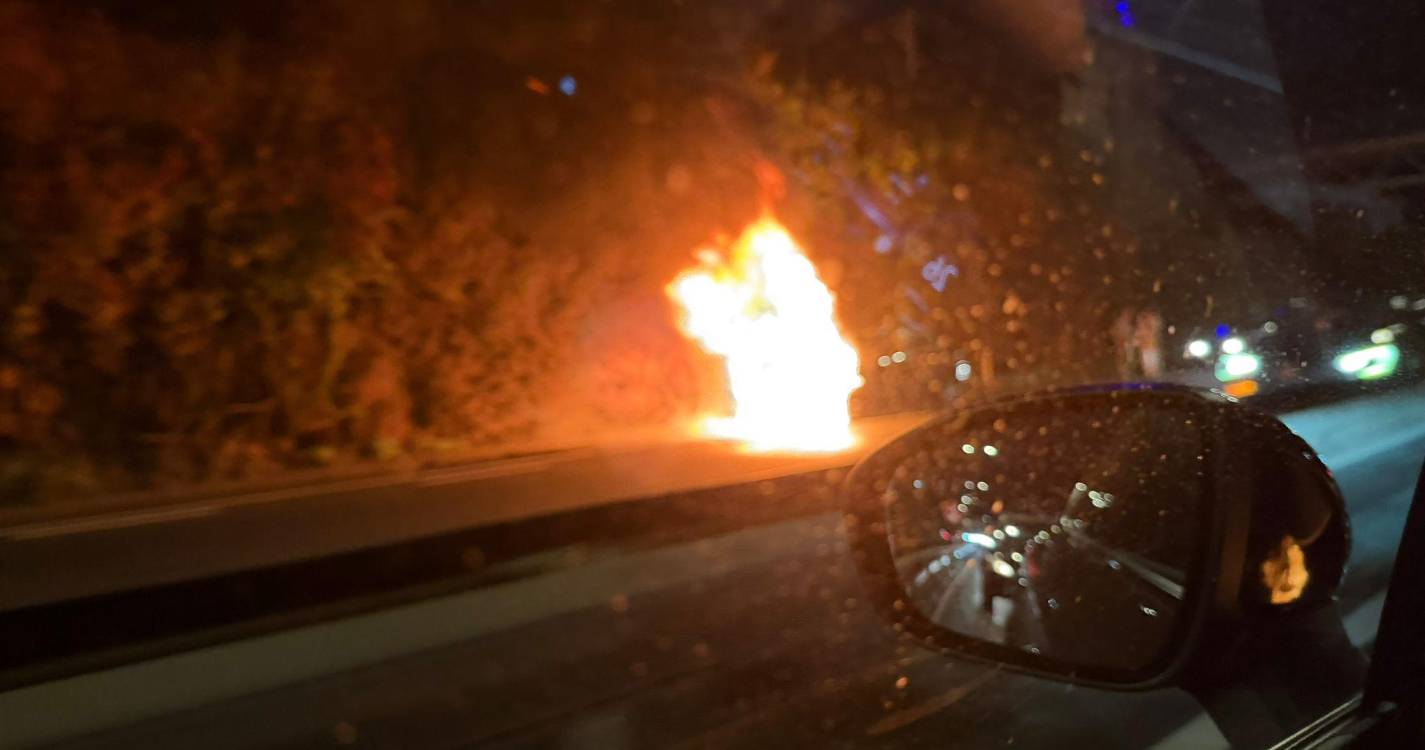 Incêndio destrói viatura e provoca filas na Via Rápida (com vídeo)