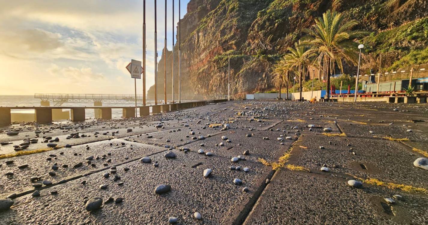 Força do mar deixa rasto de destruição na Madalena do Mar (fotos)