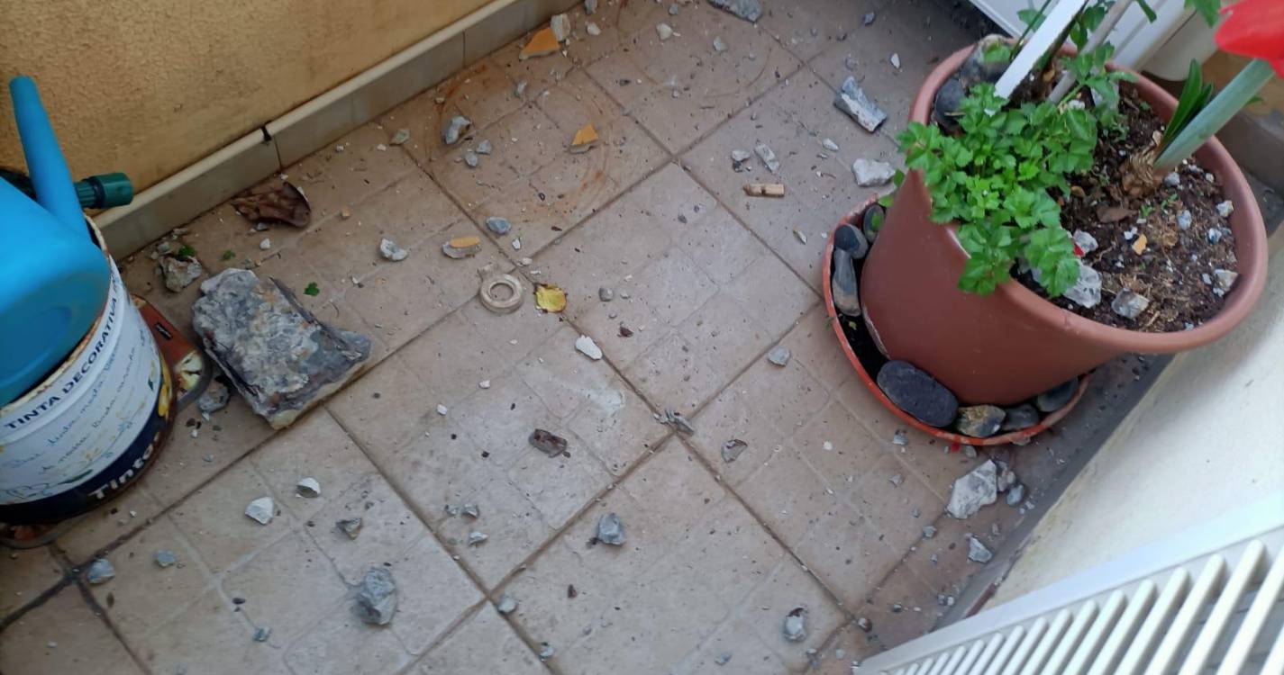 Pedras rasgaram toldo e partiram vidro no Edifício Infante (com fotos)