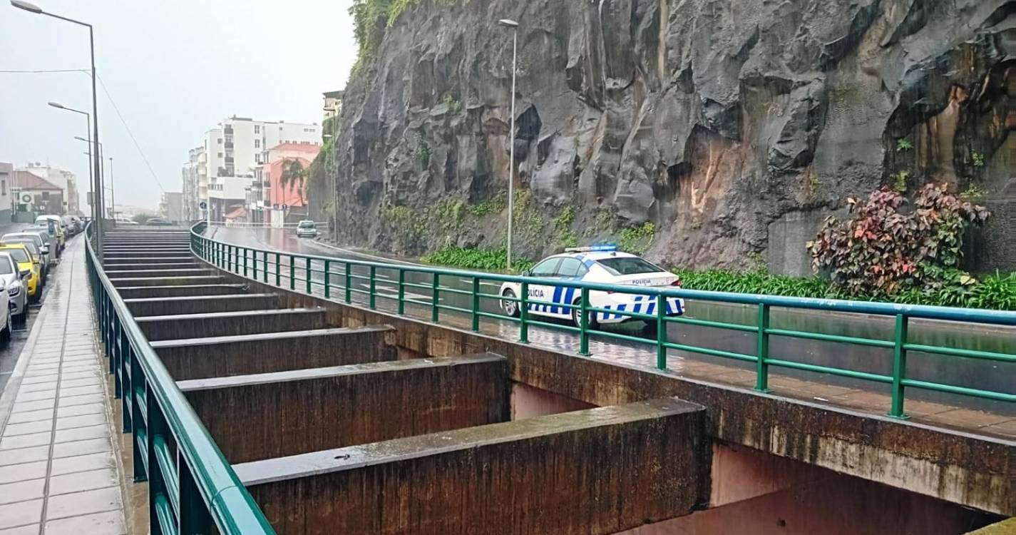 Queda de pedras volta a encerrar parcialmente Rua 5 de Outubro