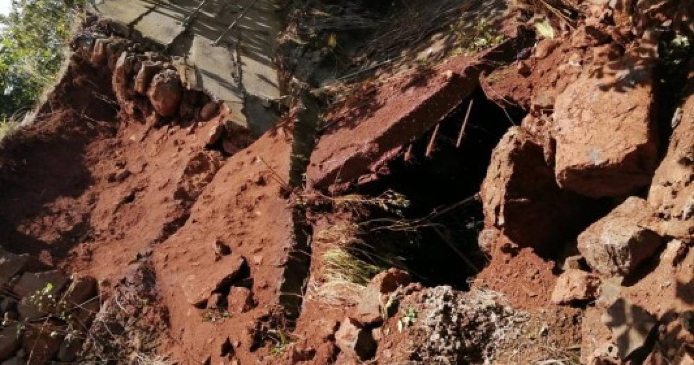 Parede colapsou para cima de um poço no sítio dos Moinhos e atingiu vereda (com fotos)