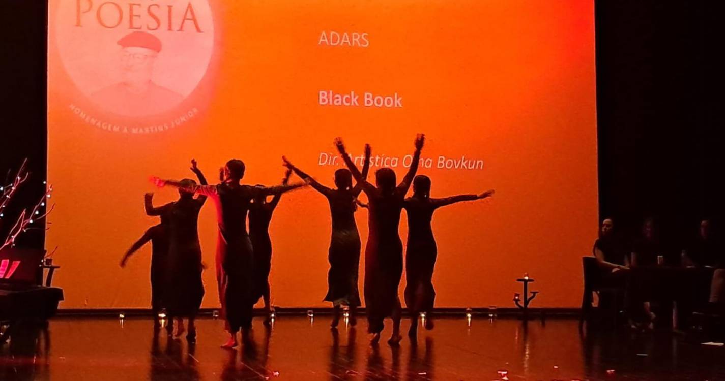 Poesia levou várias pessoas ao palco do Fórum Machico (com fotos)