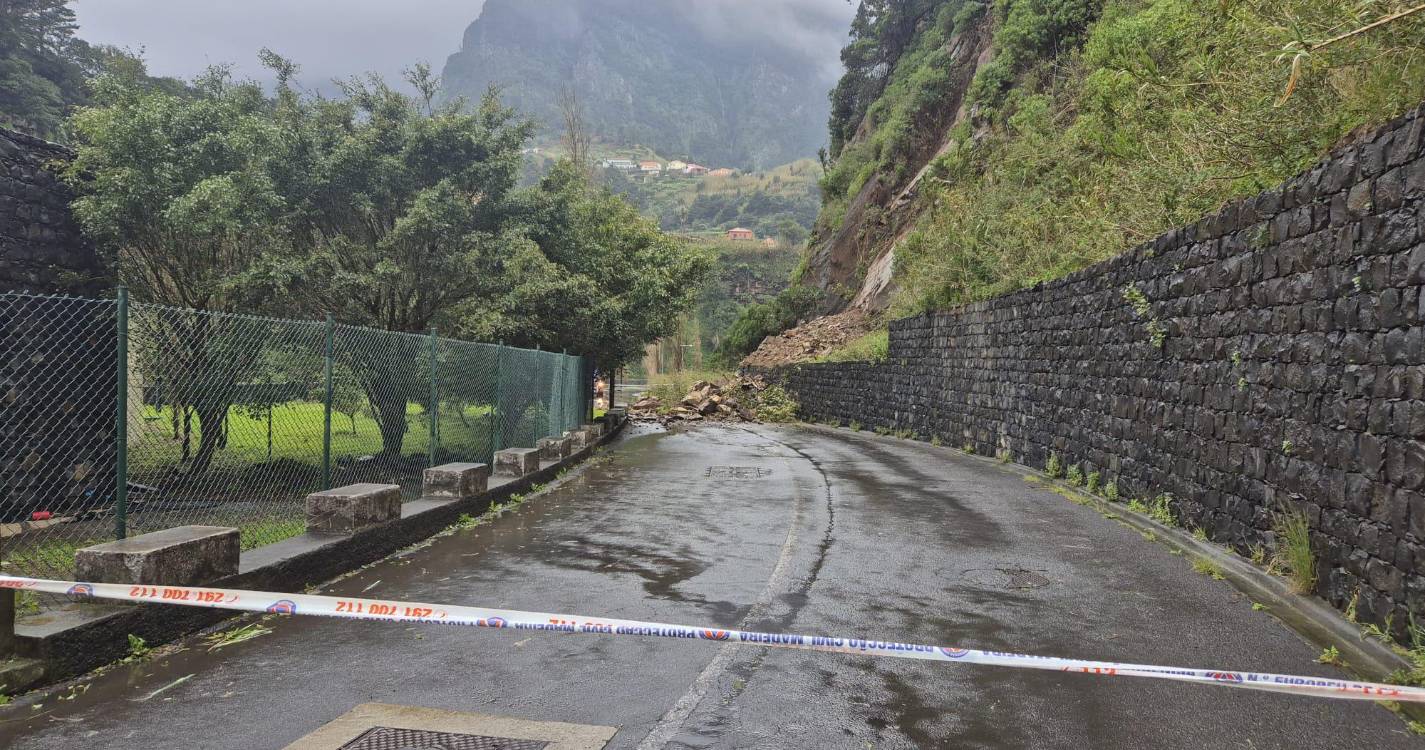 Derrocada encerra estrada em São Vicente
