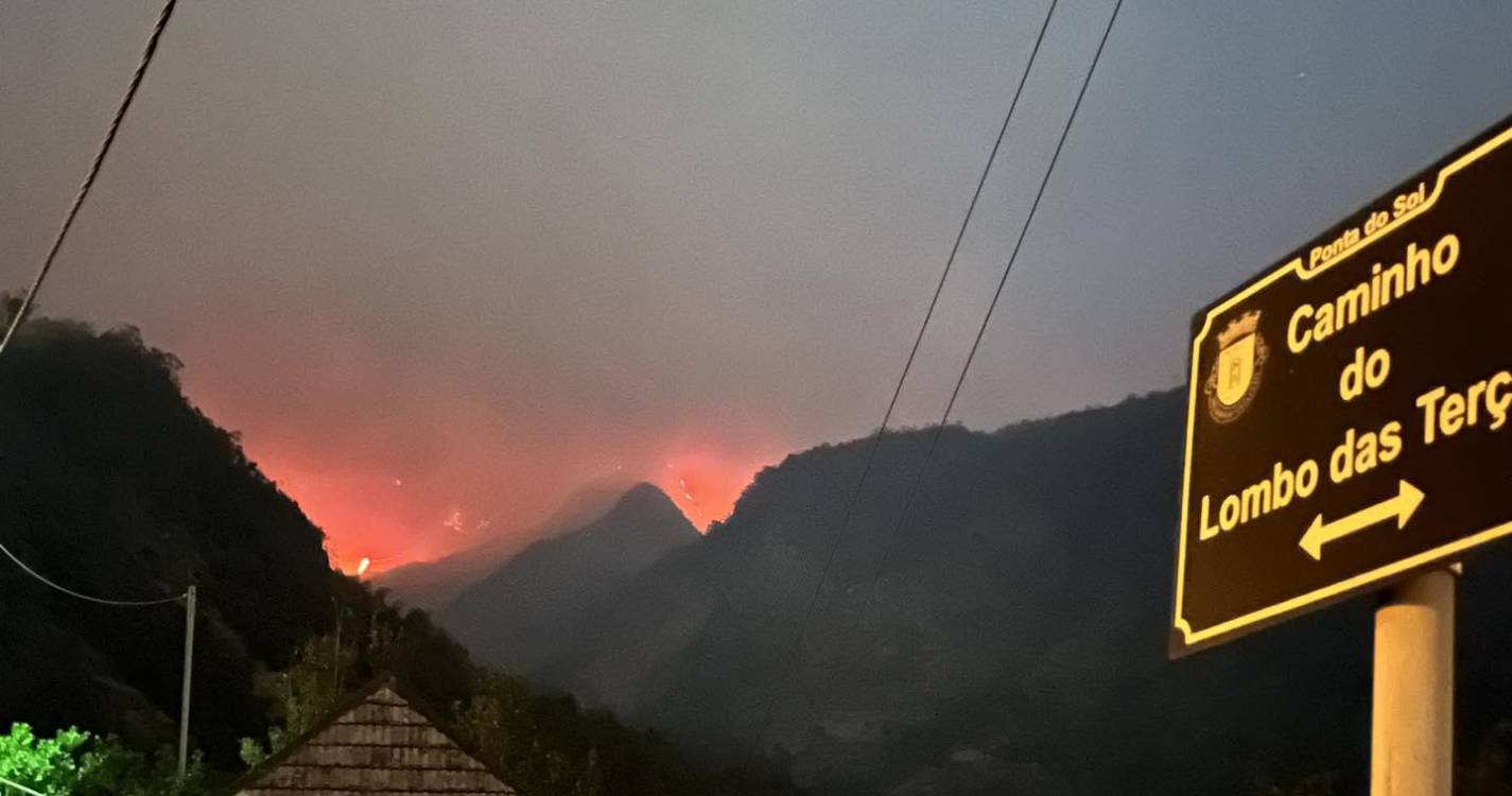 Fogo lavrou numa “frente extensa” ao longo da Madre da Ribeira da Ponta do Sol